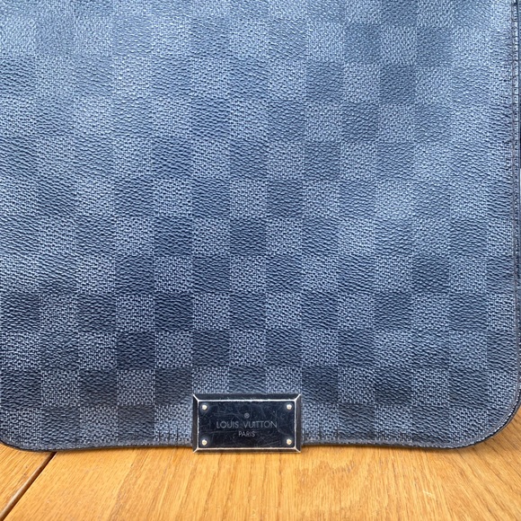 Authentic Louis Vuitton District Messanger Bag - Picture 2 of 10